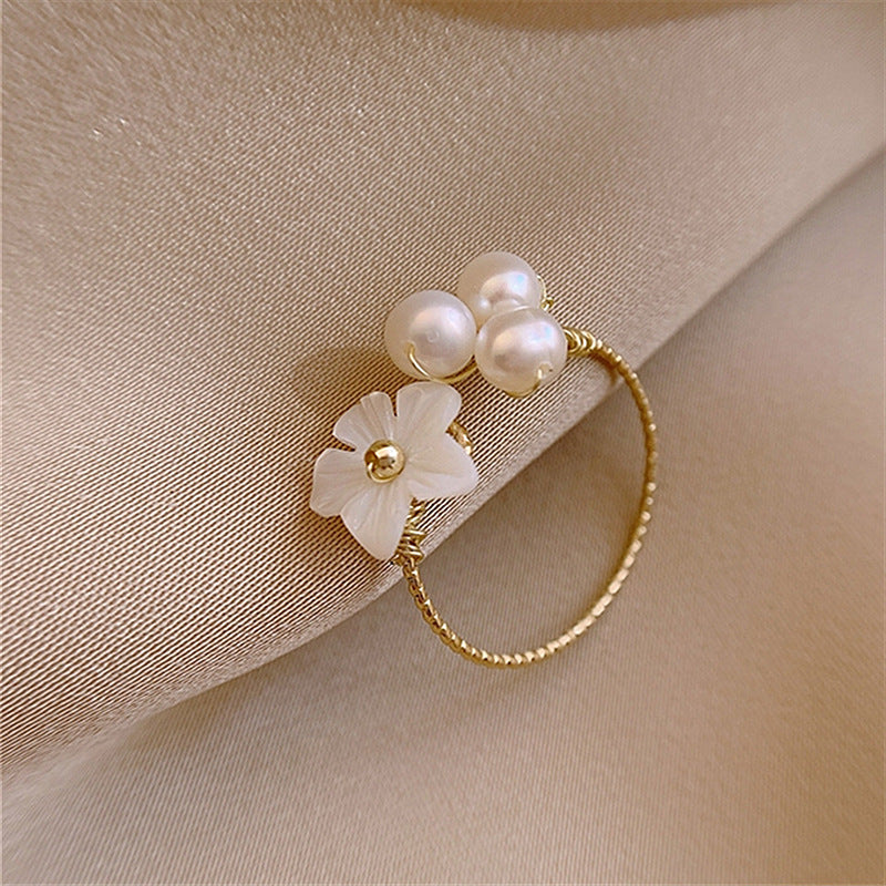 Bague Éblouissante à Pétale Blanc et Perles Dorées Ajustable