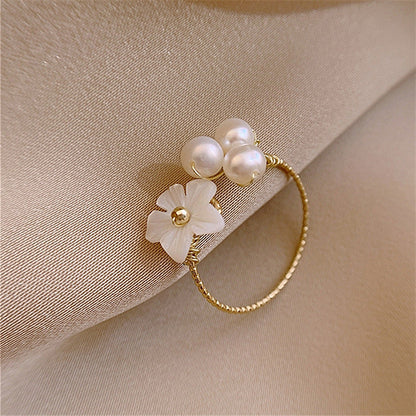 Bague Éblouissante à Pétale Blanc et Perles Dorées Ajustable