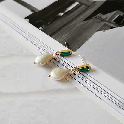 Élégantes Boucles d'Oreilles en Perles Baroques ornées d'Émeraudes scintillantes