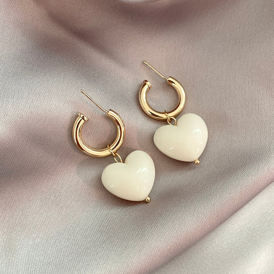 Élégantes Boucles d'Oreilles en Or avec Cœurs Blancs