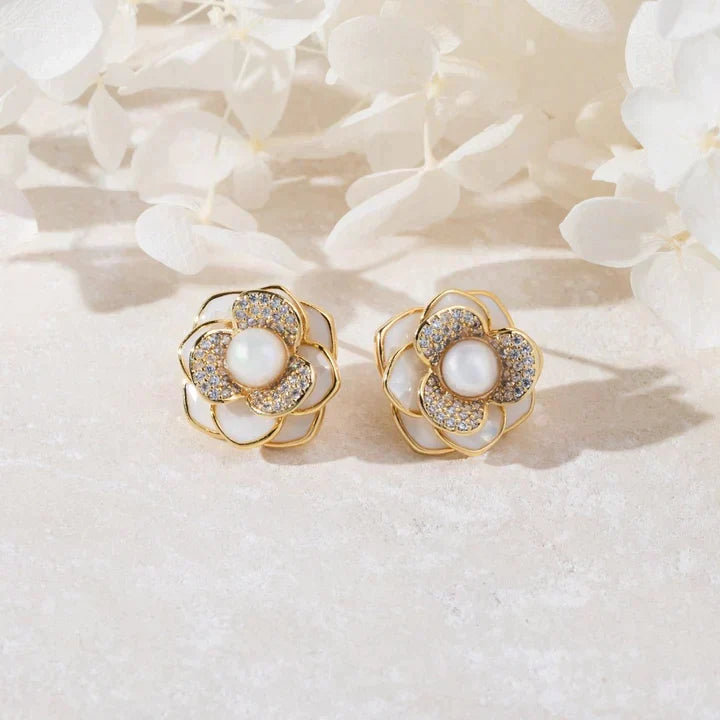 Éblouissantes boucles d'oreilles en perles Camelia Flower