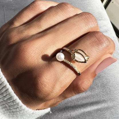 Bague Tulipe Ajustable en Or avec Éclat d'Opale Blanche et Perle Sophistiquée