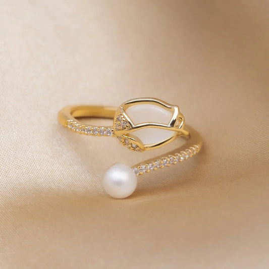 Bague Tulipe Ajustable en Or avec Éclat d'Opale Blanche et Perle Sophistiquée