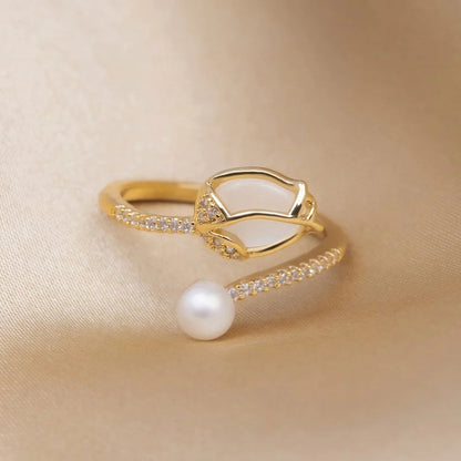 Bague Tulipe Ajustable en Or avec Éblouissante Opale Blanche et Perle Chic