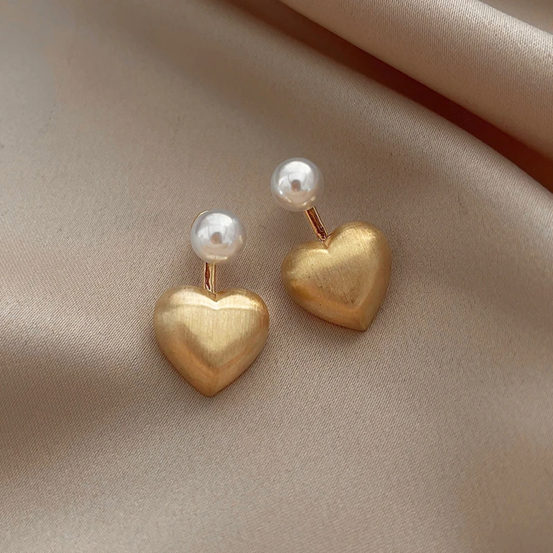 Élégantes Boucles d'Oreilles Coeurs Dorés ornées de Perles Raffinées