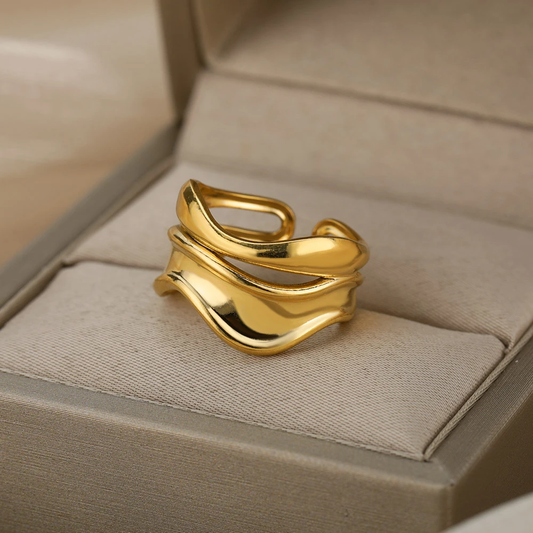 Bague Dorée aux Courbes Éléguantes et Irrégulières