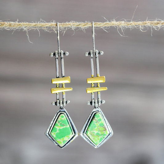 Éblouissantes Boucles d'Oreilles Vintage en Argent Agrémentées d'une Élégante Pierre Verte