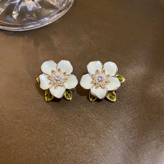 Éblouissantes boucles d'oreilles en Or Pétale Blanc ornées de Zirconia scintillants