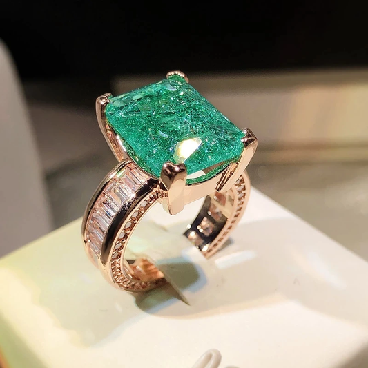Éblouissante Bague en Or Ornée d'une Pierre Verte Rayonnante
