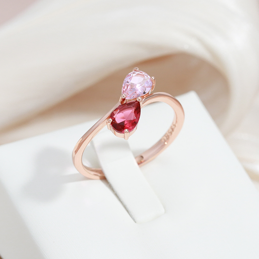 Éblouissante bague en or ornée d'un cristal rouge éclatant