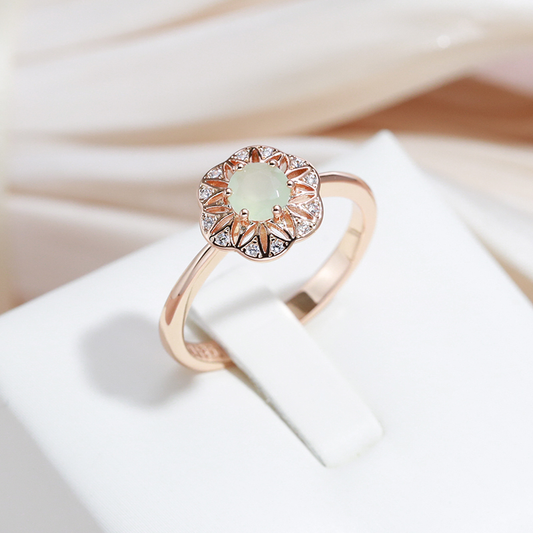 Bague Raffinée en Or avec Éclat de Cristal Vert et Zircones Brillants