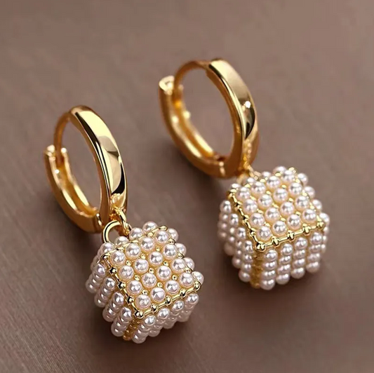 Éblouissantes boucles d'oreilles en perles cubiques élégantes