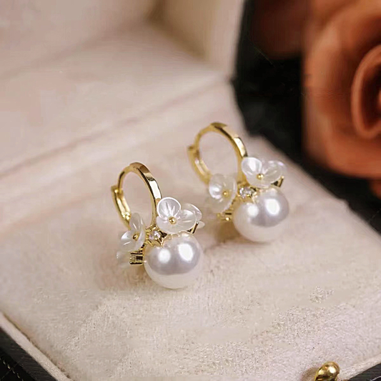 Boucles d'oreilles en perles raffinées ornées de délicates fleurs