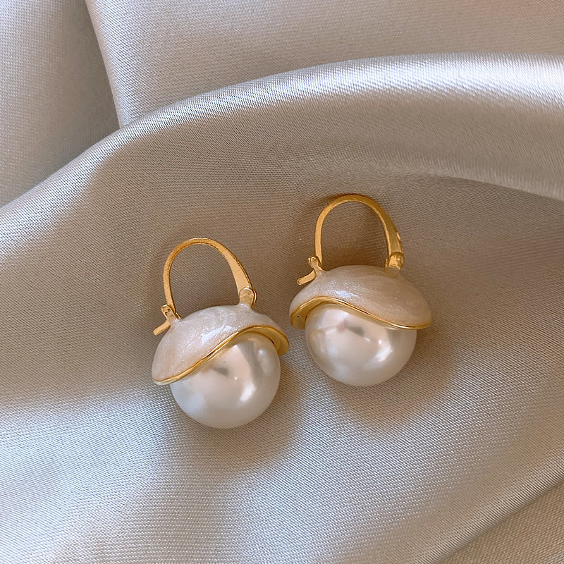 Boucles d'oreilles en perles dorées élégantes et raffinées
