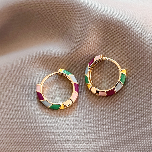 Boucles d'oreilles raffinées en or avec éclat d'émail multicolore