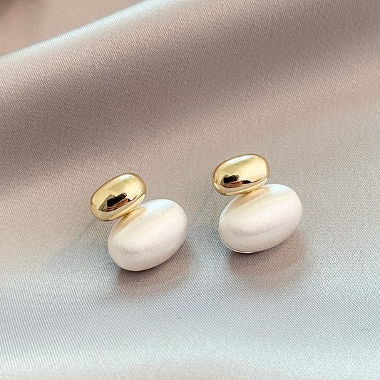 Éblouissantes boucles d'oreilles en or ornées de perles ovales