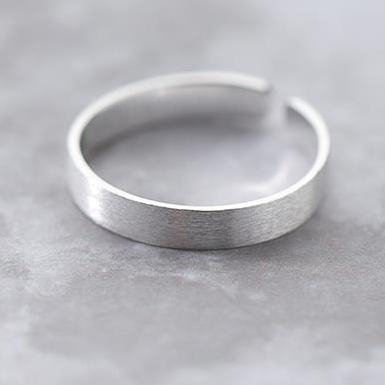 Élégante bague en argent au style intemporel