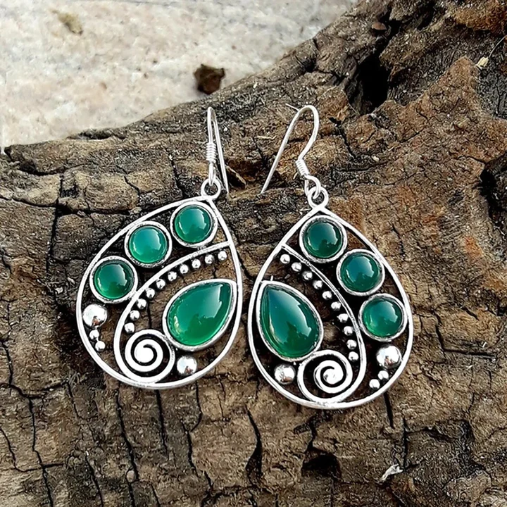 Éblouissantes boucles d'oreilles vintage ornées de cristaux verts