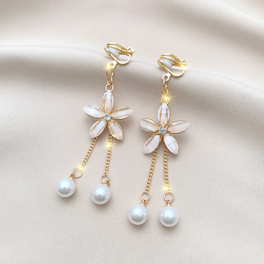 Élégantes boucles d'oreilles marguerite ornées de délicates perles