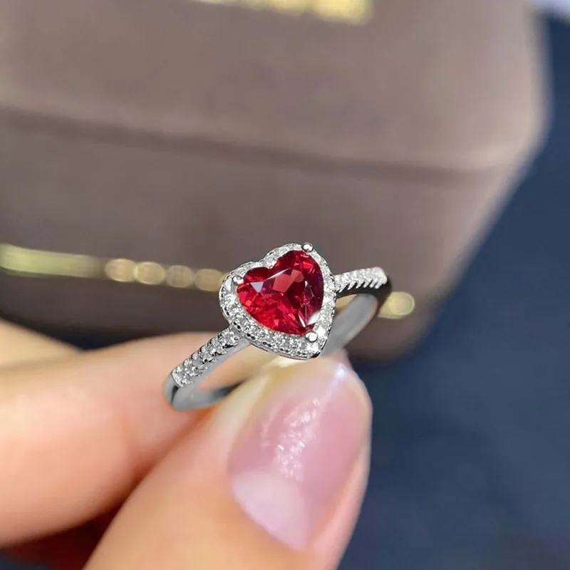 Éblouissante bague en forme de cœur ornée de zirconium rouge