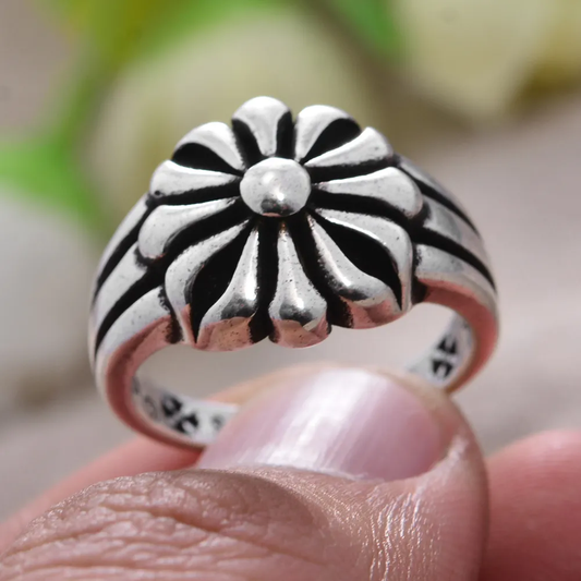Éclatante Bague Vintage en Argent avec Motif de Fleur