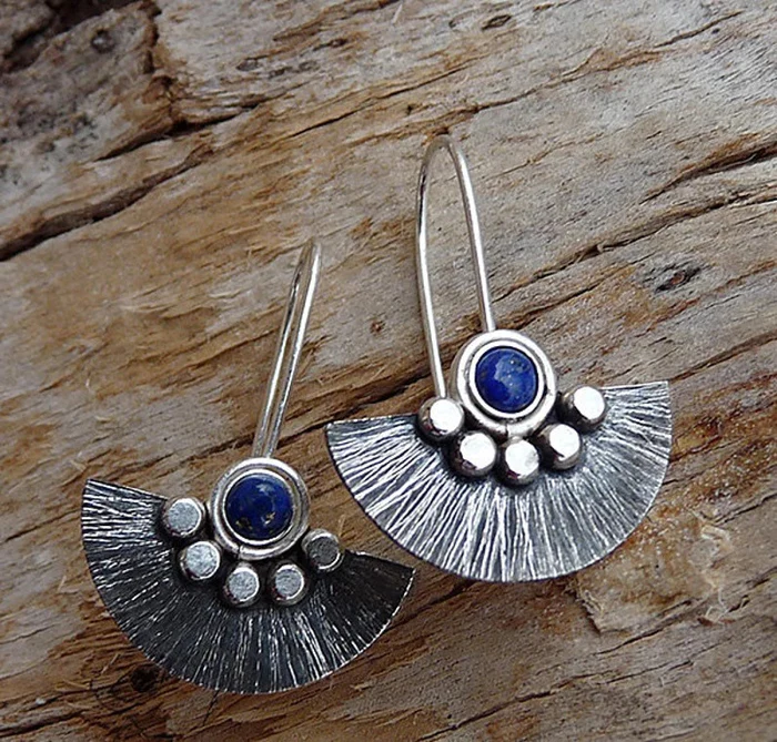 Éblouissantes boucles d'oreilles vintage en argent ornées de pierres bleues scintillantes