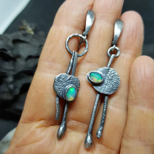 Boucles d'oreilles vintage en argent ornées d'opale bleue éclatante