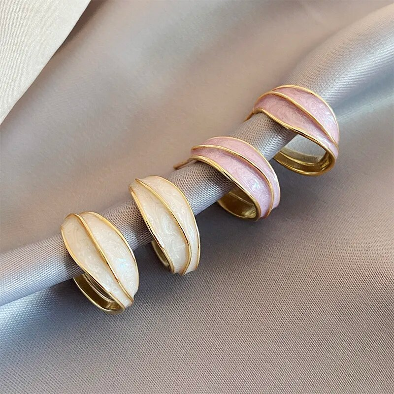 Élégantes Boucles d'Oreilles en Émail avec Motif de Feuilles Chic