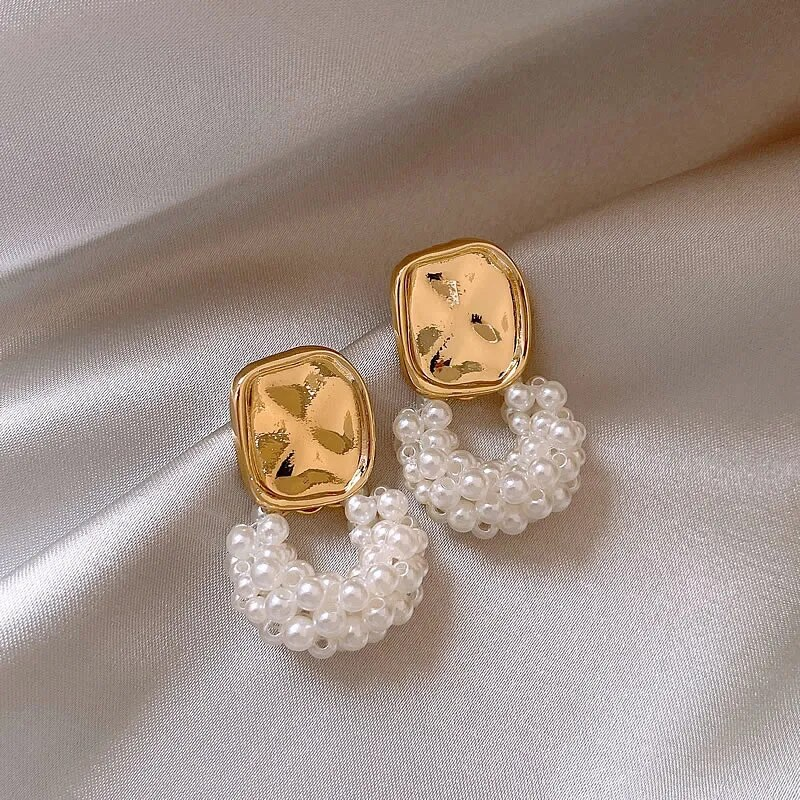 Élégantes boucles d'oreilles en perles dorées
