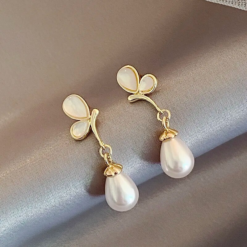 Élégantes boucles d'oreilles florales ornées de perles✨