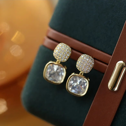 Élégantes boucles d'oreilles ornées de cristaux scintillants