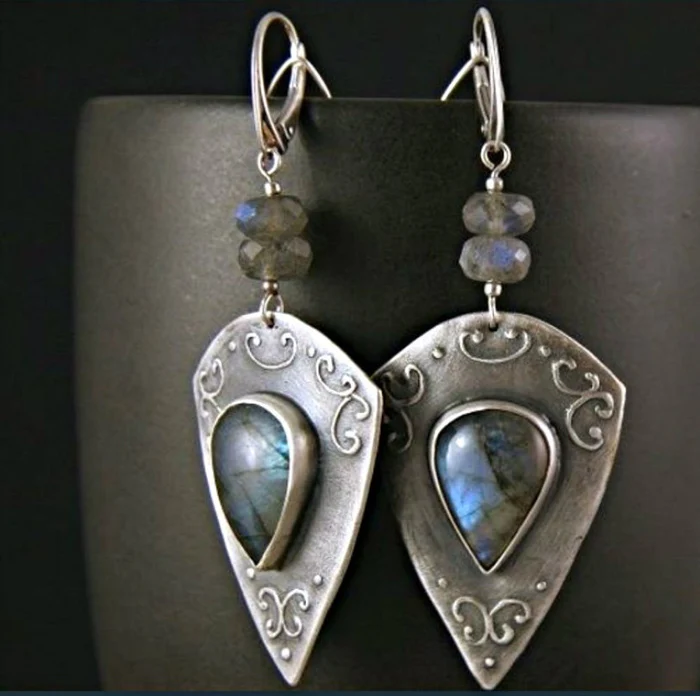 Élégantes boucles d'oreilles vintage en bleu scintillant