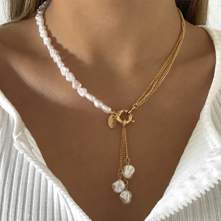 Collier en or orné de perles raffinées