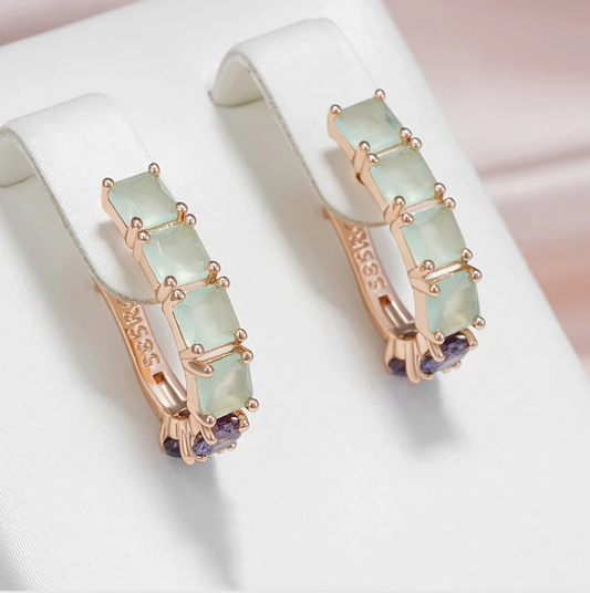 Éblouissantes boucles d'oreilles en cristal vert et violet pour un look chic et raffiné