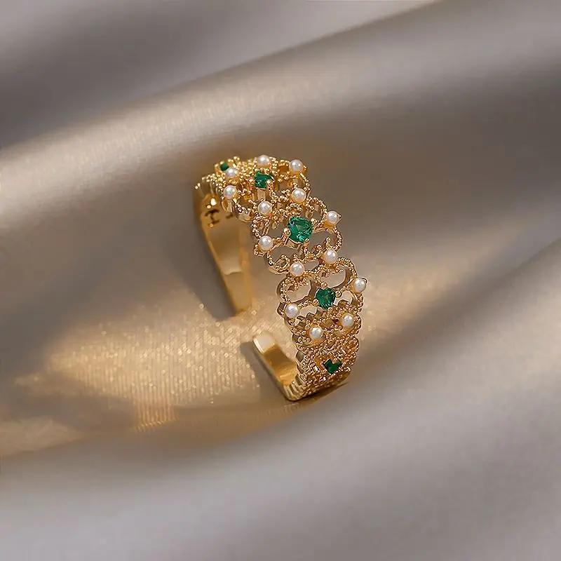 Sublime bague élégante ornée de perles et de zircons verts éblouissants
