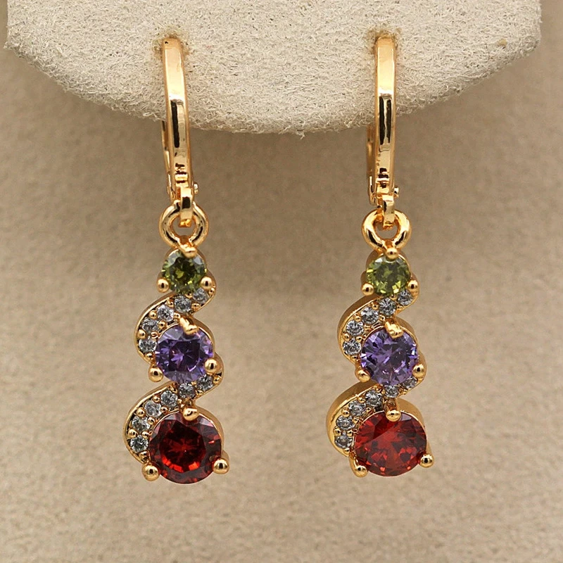 Boucles d'oreilles en or délicates ornées de zircon scintillant