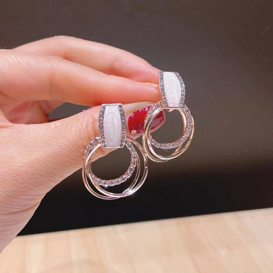 Éclatantes boucles d'oreilles en émail blanc raffiné