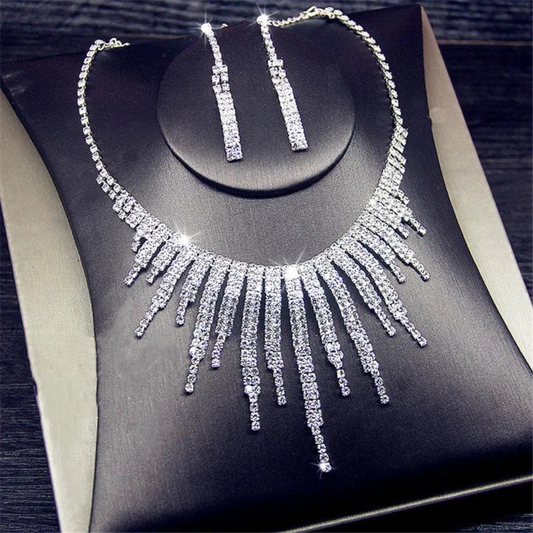 Ensemble Chic en Argent Brillant : Collier et Boucles d'Oreilles Élégantes