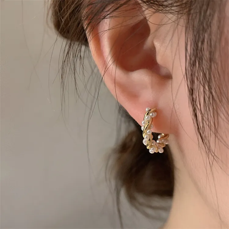 Boucles d'oreilles raffinées avec des perles rondes scintillantes
