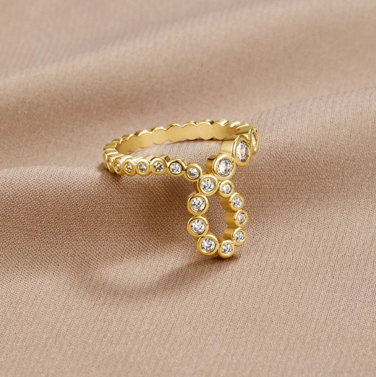 Superbe bague semi-infinie aux éclats raffinés