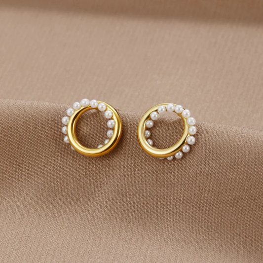 Élégantes boucles d'oreilles en or ornées de perles raffinées