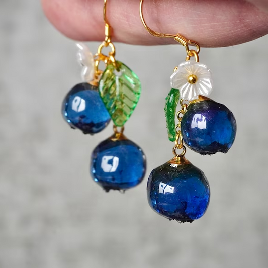 Boucles d'oreilles vintage en cristal bleu avec des motifs floraux élégants
