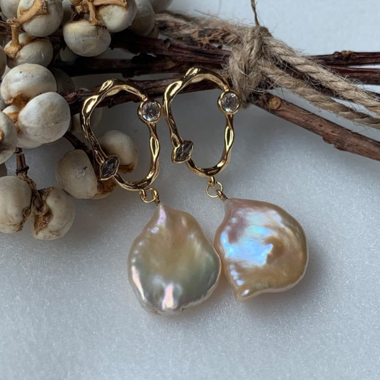 Élégantes boucles d'oreilles en perles baroques au charme vintage