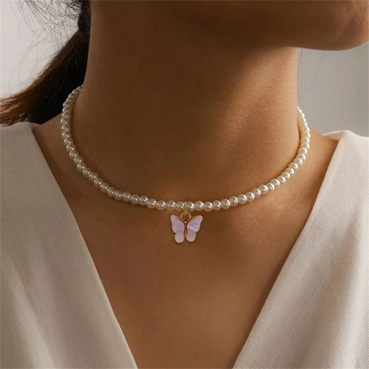 Élégant collier en perles avec motif papillon