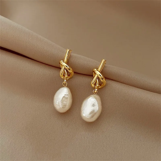 Boucles d'oreilles en perles dorées au design croisé élégant