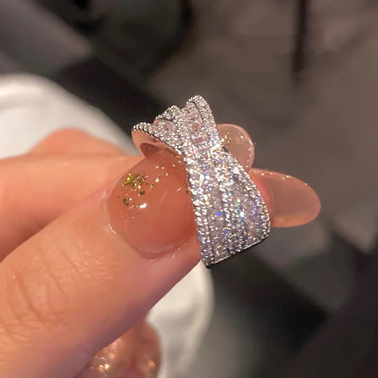 Éclatante bague en argent sterling ornée d'une boucle scintillante