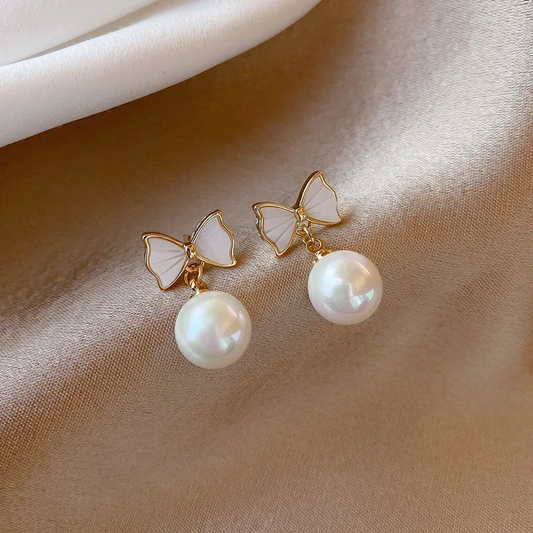 Petites merveilles : Boucles d'oreilles en émail blanc ornées de perles raffinées