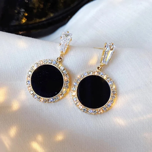 Éblouissantes boucles d'oreilles noires ornées de scintillements raffinés