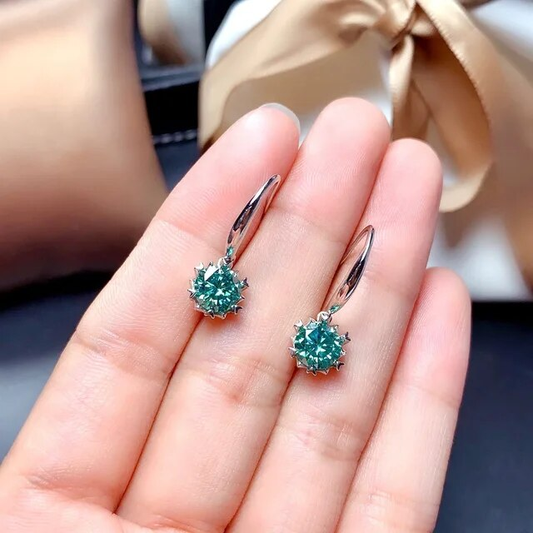 Élégantes boucles d'oreilles vertes chic et raffinées