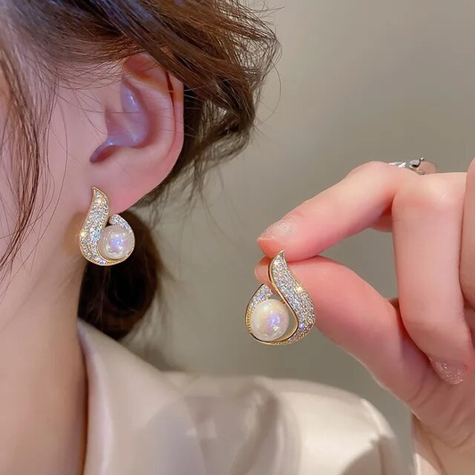 Élégantes boucles d'oreilles scintillantes ornées de perles raffinées